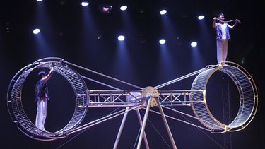 Acróbatas de la Compañía Circense Dongchoon, el último circo de Corea del Sur, se presentan el miércoles 11 de junio de 2025, en Ansan, Corea del Sur. (AP Foto/Lee Jin-man)