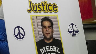 Carmen, hermana de Miguel Parra Hernández, sostiene un cartel en una conferencia de prensa sobre la acción del Servicio de Inmigración y Control de Aduanas (ICE, por sus siglas en inglés) relacionada con Hernández, el miércoles 14 de octubre de 2026, en Houston. (Raquel Natalicchio/Houston Chronicle vía AP).