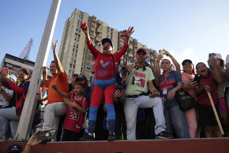 Los partidarios reaccionan mientras observan al presidente venezolano Nicolás Maduro durante un mitin de cierre de campaña para las elecciones regionales del 25 de mayo en Caracas, Venezuela, el jueves 22 de mayo de 2025. (AP Foto/Ariana Cubillos)