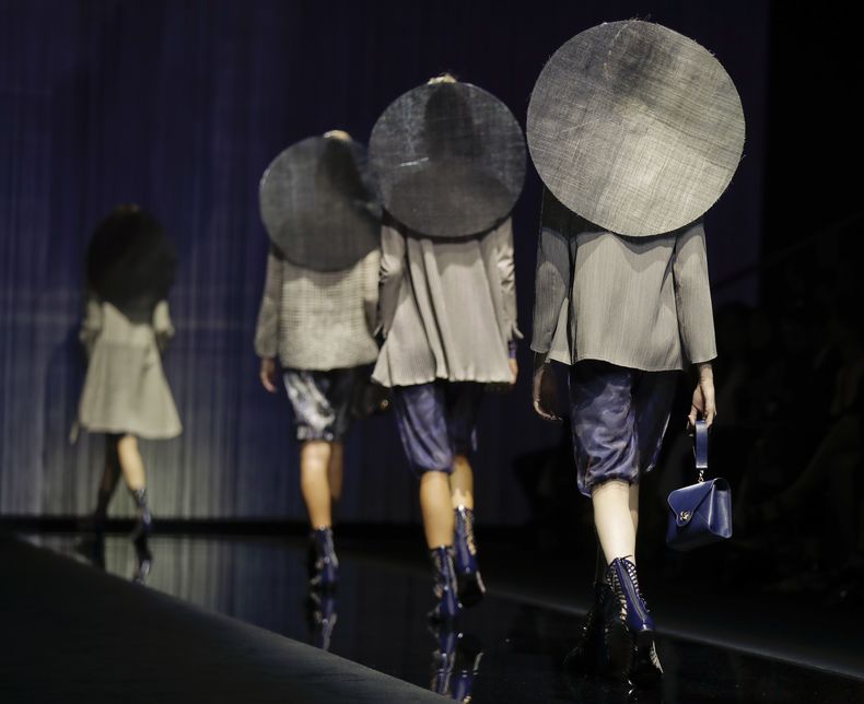 ARCHIVO - Modelos lucen creaciones de la colección Primavera-Verano 2017 para mujer de Giorgio Armani, que se presentó en Milán, Italia, el 23 de septiembre de 2016. (Foto AP/Luca Bruno, archivo)