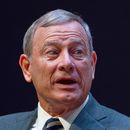 El presidente de la Corte Suprema de Estados Unidos John Roberts en la Facultad de Derecho de la Universidad de Georgetown en Washington el 12 de mayo del 2025. (AP foto/Manuel Balce Ceneta)