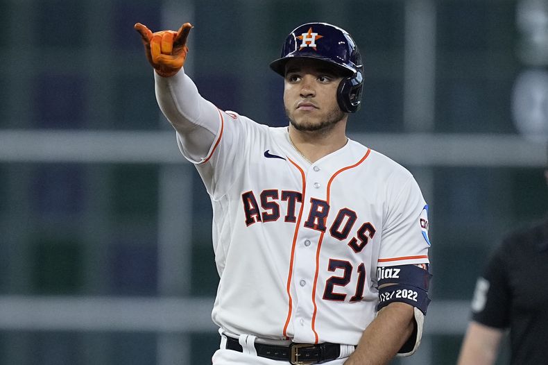 El dominicano Yainer Díaz, de los Astros de Houston, celebra un doblete productor ante los Rays de Tampa Bay, el sábado 29 de julio de 2023 (AP Foto/Kevin M. Cox)