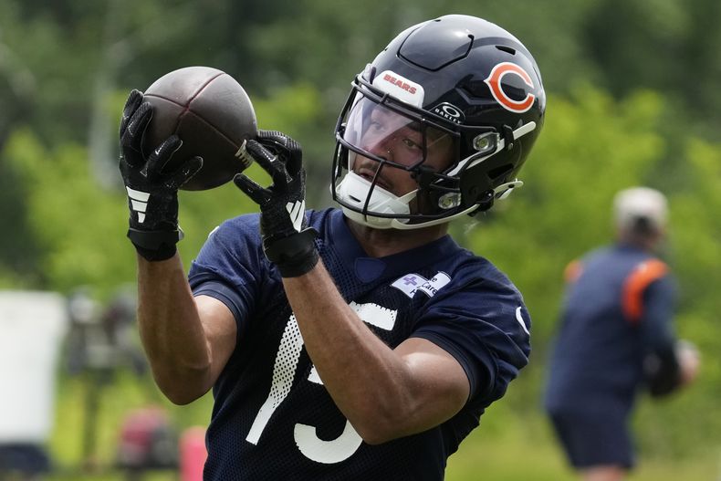 ARCHIVO - El wide receiver de los Bears de Chicago, Rome Odunze atrapa un balón durante la práctica en el campo de fútbol americano en el campamento del equipo en Lake Forest, Illinois, el martes 4 de junio de 2024. (AP Foto/Nam Y. Huh, Archivo)