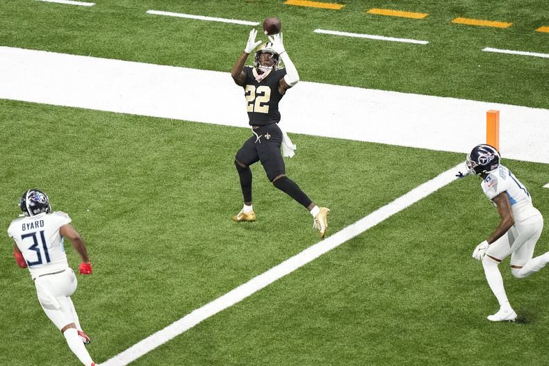 Rashid Shaheed (22), receptor de Saints de Nueva Orleans, atrapa un pase de touchdown en contra de los Titans de Tennessee ante la mirada del safety Kevin Byard (31) y el cornerback Sean Murphy-Buntin, derecha, en la segunda mitad del juego de la NFL del domingo 10 de septiembre de 2023, en Nueva Orleans. (AP Foto/Gerald Herbert)
