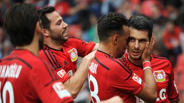 americateve | El jugador de Bayer Leverkusen, Emir Spahic, derecha, festeja con sus compa&ntilde;eros tras anotar un gol ante Hertha Berlin en la Bundesliga el s&aacute;bado, 30 de agosto de 2014, en Leverkusen, Alemania. (AP Photo/dpa,Jonas Guettler)