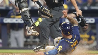 Milwaukee doblega 7-3 a Marlins; Wong luce en el partido