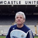 ARCHIVO - Foto del 18 de enero del 2007, el técnico del Newcastle Kevin Keegan posa para fotos tras hablar con la prensa. (AP Foto/Scott Heppell, Archivo)