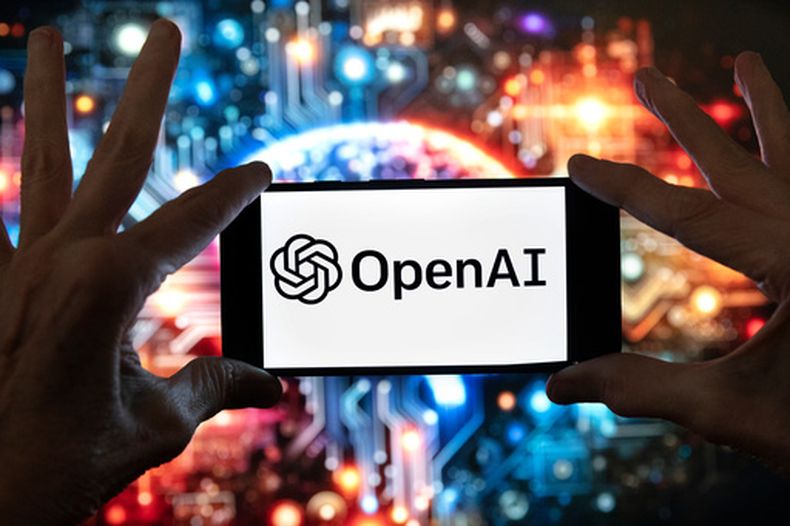 El logotipo de OpenAI se muestra en un teléfono móvil, el 8 de diciembre de 2023, en Boston. (Foto AP/Michael Dwyer, Archivo)
