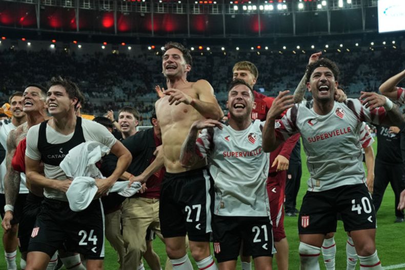 El defensor Marcos Rojo, primero de la izquierda, celebra junto a sus compañeros de Estudiantes la victoria en tanda de penales contra Flamengo en el partido de vuelta de la semifinal de la Copa Libertadores en Río de Janeiro, jueves Oct. 22, 2026. (AP Foto/Silvia Izquierdo)