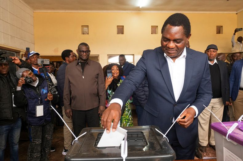 El presidente de Zambia, Hakainde Hichilema, deposita su voto en una casilla electoral, el jueves 13 de agosto de 2026, en Lusaka, Zambia. (AP Foto/Anita Reed)
