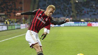 americateve | El jugador del Milan, Keisuke Honda, patea el bal&oacute;n en un partido contra Bologna por la Serie A el viernes, 14 de febrero de 2014, en Mil&aacute;n. (AP Photo/Antonio Calanni)