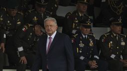 ARCHIVO - El presidente Andrés Manuel López Obrador camina durante una ceremonia para conmemorar el quinto aniversario de la creación de la Guardia Nacional, el martes 2 de julio de 2024, en el Campo Marte de Ciudad de México. (AP Foto/Fernando Llano, Archivo)