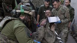 Paramédicos ucranianos de la 3ra brigada de asalto trasladan a un camarada herido en una camilla tras llegar del campo de batalla a un hospital de campaña cerca de Bájmut, región de Donetsk, Ucrania, el domingo 10 de septiembre de 2023. (AP Foto/Alex Babenko)