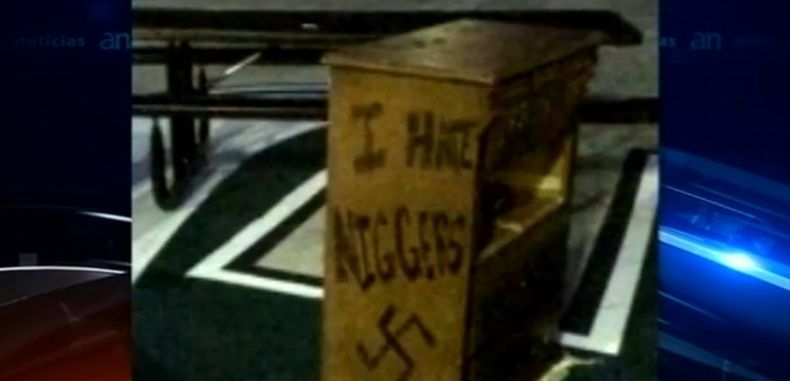 Miles de estudiantes de una escuela secundaria fueron evacuados de emergencia ante una alarma por mensajes racistas que encontraron escritos.