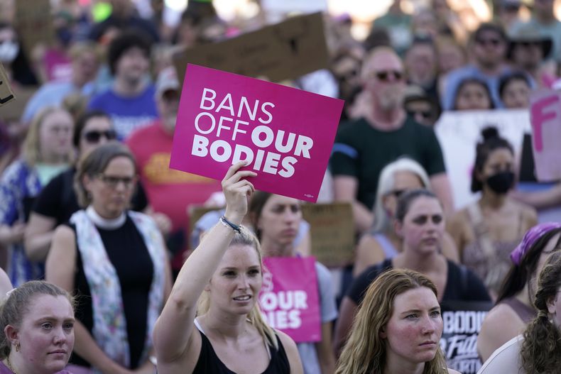 ARCHIVO - Manifestantes a favor del derecho al aborto protestan en una concentración tras la decisión de la Corte Suprema de Estados Unidos de anular el fallo del caso Roe vs. Wade, que protegía el derecho federal al aborto, frente al capitolio estatal en Lansing, Michigan, el 24 de junio de 2022. (AP Foto/Paul Sancya)
