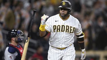 ARCHIVO - Foto del 14 de junio del 2023, Nelson Cruz de los Padres de San Diego lanza el bat tras conectar un jonrón solitario en el encuentro ante los Guardianes de Cleveland. El jueves 2 de noviembre del 2023, Cruz anuncia su retiro tras 19 años en las Grandes Ligas. (AP Foto/Denis Poroy, File)