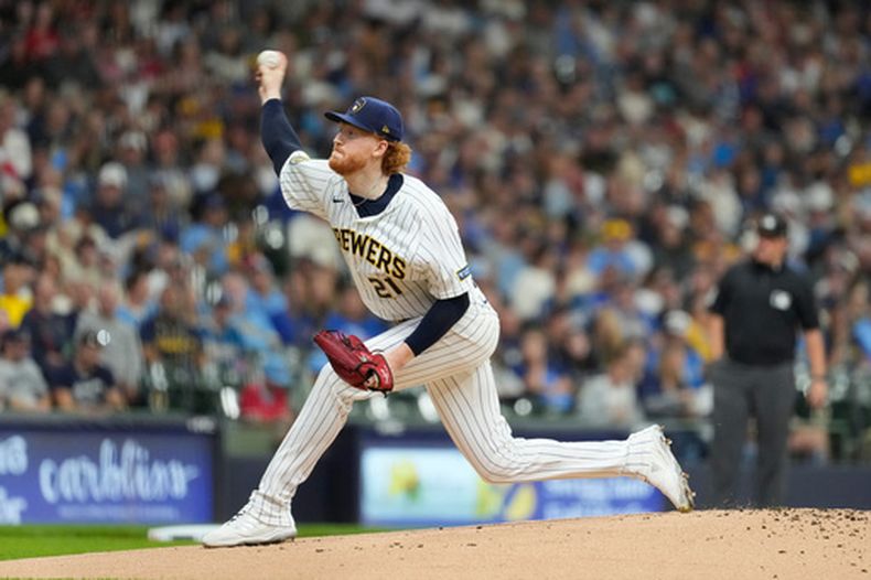 Dustin May de los Cerveceros de Milwaukee lanza en el encuentro ante los Cardenales de San Luis el sábado 26 de septiembre del 2026. (AP Foto/Aaron Gash)