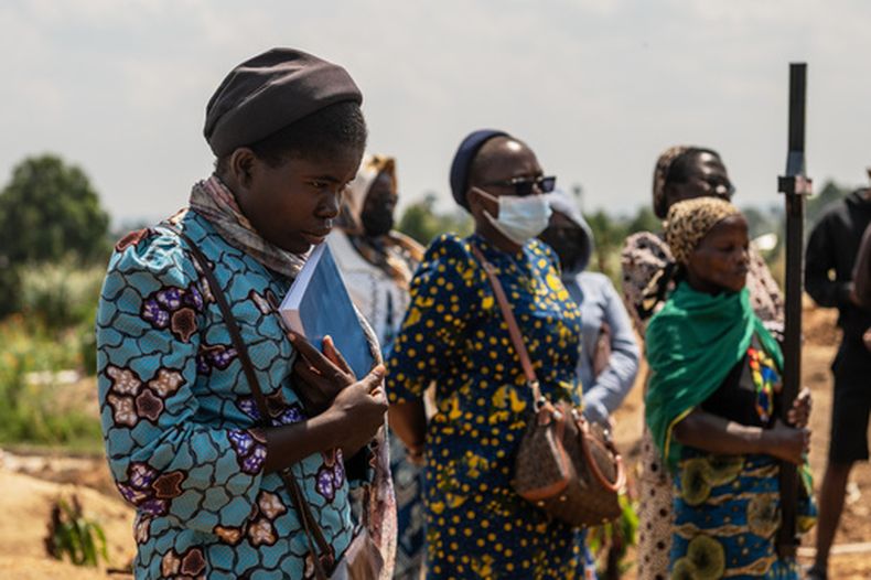Monjas católicas del orfanato donde residía Vanisa Anifa, una niña huérfana de 6 meses que falleció a causa del ébola, asisten a su funeral en Bunia, República Democrática del Congo, el viernes 19 de junio de 2026. (Foto AP/Moses Sawasawa)
