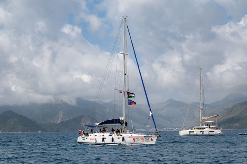 Embarcaciones pertenecientes a la Flotilla Global Sumud, con activistas y ayuda humanitaria, se preparan para partir hacia Gaza desde el puerto de Marmaris, Turquía, el jueves 14 de mayo de 2026, en un intento por romper el bloqueo naval israelí. (AP Foto/Murat Kocabas)