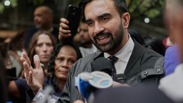 ARCHIVO - El candidato a la alcaldía de Nueva York, Zohran Mamdani, habla en un mitin con trabajadores del Consejo de Gremios de Hoteles y Juegos de Azar, en Nueva York, el 20 de agosto de 2025. (Foto AP/Richard Drew, archivo)