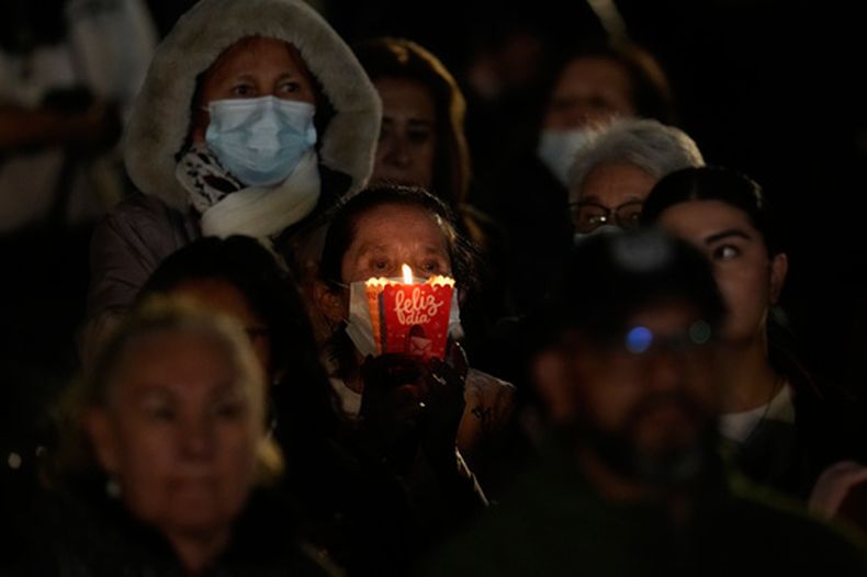 Personas asisten a una vigilia en honor a las víctimas del terremoto en la plaza Bolívar en Bogotá, Colombia, el viernes 28 de agosto de 2026. (Foto AP/Fernando Vergara)