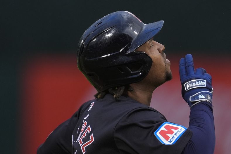 El dominicano José Ramírez, de los Guardianes de Cleveland, festeja su jonrón de dos carreras ante los Atléticos de Oakland, el viernes 28 de marzo de 2024 (AP Foto/Godofredo A. Vásquez)