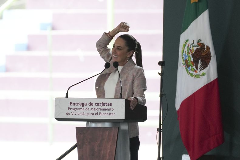 La presidenta de México, Claudia Sheinbaum, participa en un evento público en Ciudad de México el sábado 1 de febrero de 2025. (AP Foto/Marco Ugarte)