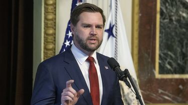 El vicepresidente de Estados Unidos, JD Vance, habla antes de tomar juramento a Pete Hegseth como secretario de Defensa en la Sala del Tratado Indio del Edificio de Oficinas Ejecutivas Eisenhower, en el área de la Casa Blanca, en Washington, el sábado 25 de enero de 2025. (AP Foto/Rod Lamkey, Jr.)