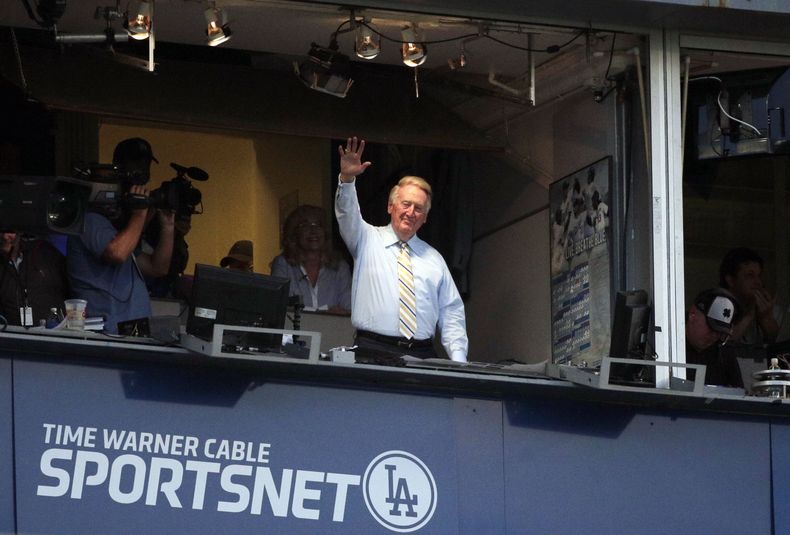 El comentarista de los Dodgers, Vin Scully, saluda al p&uacute;blico durante un partido entre los Dodgers y los Bravos de Atlanta el martes, 29 de julio de 2014, en Los Angeles. (AP Photo/Jae C. Hong)
