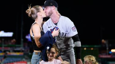 Cody Bellinger, de los Yankees de Nueva York, besa a Chase Carter Bellinger tras ganar el trofeo de Jugador Más Valioso (MVP) después del Juego de Estrellas de las Grandes Ligas de Béisbol (MLB) entre la Liga Americana y la Liga Nacional, el martes 14 de julio de 2026, en Filadelfia. (Foto AP/Matt Slocum)