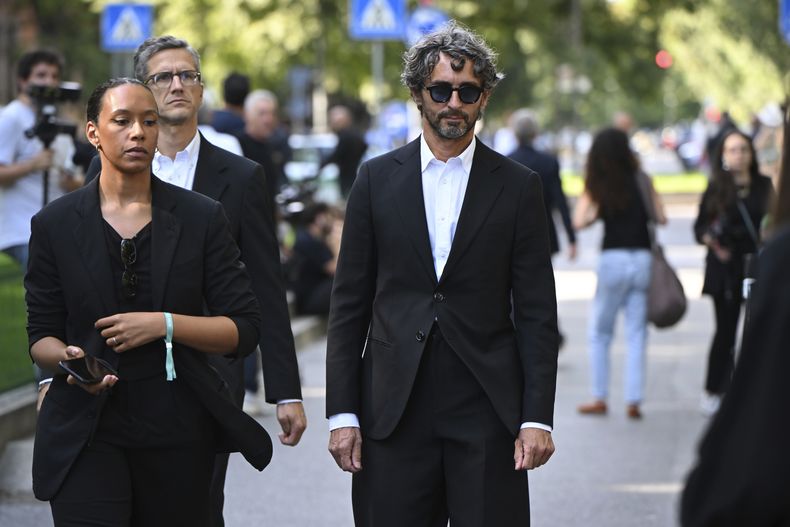 El editor en jefe de Vanity Fair Italia, Simone Marchetti, a la derecha, llega al Armani/Teatro en Milán, en el norte de Italia, para presentar sus respetos al diseñador Giorgio Armani, quien falleció el jueves a los 91 años, sábado 6 de septiembre de 2025. (Foto AP/Nicola Marfisi)
