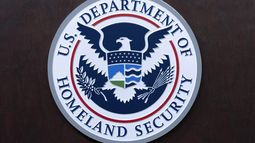 ARCHIVO - El sello del Departamento de Seguridad Nacional durante una conferencia de prensa en la sede de la dependencia en Washington, el 21 de mayo de 2025. (AP Foto/Jose Luis Magana, Archivo)