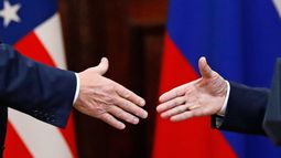 ARCHIVO - El presidente estadounidense Donald Trump estrecha la mano del mandatario ruso Vladímir Putin al concluir una conferencia de prensa tras su reunión en el Palacio Presidencial, el 16 de julio de 2018, en Helsinki, Finlandia. (AP Foto/Alexander Zemlianichenko, archivo)
