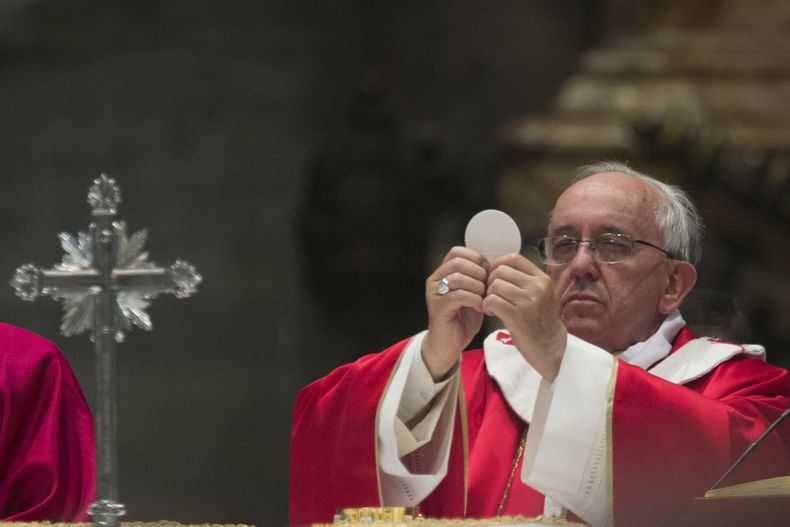El Papa Francisco sostiene la hostia en una misa el lunes, 4 de noviembre de 2013, en el Vaticano. (AP Photo/Andrew Medichini)
