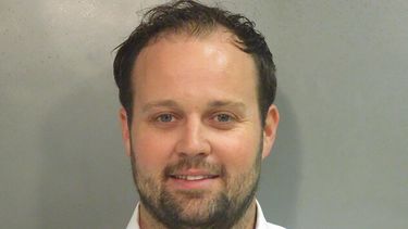 ARCHIVO - Esta fotografía sin fecha proporcionada por el centro de detención del condado de Washington, Arkansas, muestra a Josh Duggar. La Corte Suprema rechazó una apelación de Josh Duggar, una ex estrella de telerrealidad condenada por descargar imágenes de abuso sexual infantil. Duggar estuvo en el programa de TLC 19 Kids and Counting con su numerosa familia antes de su condena de 2021. (Washington County Detention Center via AP, archivo)