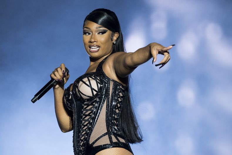 ARCHIVO - Megan Thee Stallion se presenta en el Festival Reading Music, en Inglaterra, el 26 de agosto de 2022. Stallion junto con Red Hot Chili Peppers y Lauryn Hill encabezarán el Festival Global Citizen de este año. La organización sin fines de lucro contra la pobreza busca centrar la atención en la creciente desigualdad para niñas y mujeres jóvenes de todo el mundo. (Foto AP/Scott Garfitt, archivo)