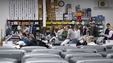 ARCHIVO - Jueces electorales muestran la precisión del equipo de votación de la ciudad el viernes 28 de octubre de 2022, en Minneapolis. Antes de cualquier elección, la ley del estado exige que las máquinas de votación de la ciudad sean probadas para medir su precisión. (AP Foto/Abbie Parr, Archivo)