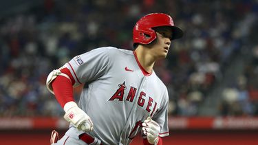 El japonés Shohei Ohtani, de los Angelinos de Los Ángeles, recorre las bases tras conectar un jonrón de dos carreras ante los Rangers de Texas, el jueves 15 de junio de 2023. (AP Foto/Richard W. Rodríguez)