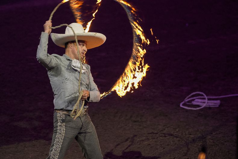 Luis Miguel Rivera hace trucos con un lazo el espectáculo Jaripeo hasta los huesos tour 2024 de Pepe Aguilar en el Honda Center en Anaheim, California, el viernes 29 de marzo de 2024. El espectáculo rinde homenaje al Día de Muertos, una conocida celebración mexicana. (Foto AP/Damian Dovarganes)