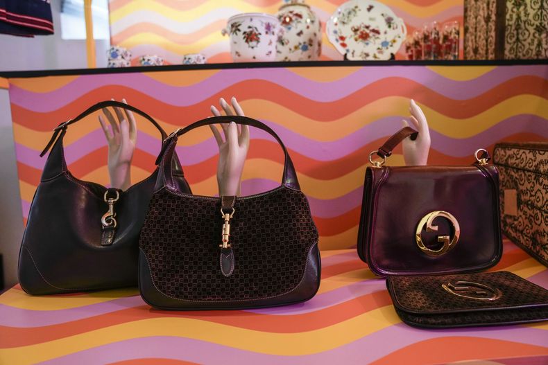 ARCHIVO - Bolsos Gucci estilo vintage en la nueva tienda de concepto en línea, llamada Gucci Vault, en Milán, Italia, el sábado 25 de septiembre de 2021. (AP Foto/Luca Bruno, Archivo)