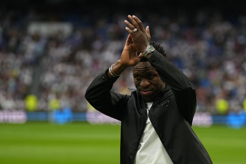 Vinicius Junior del Real Madrid aplaude a los espectadores previo al partido contra el Rayo Vallecano en la Liga de España, el miércoles 24 de mayo de 2023. (AP Foto/Manu Fernández)