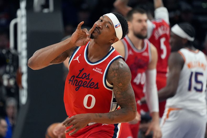 Bradley Beal, base de los Clippers de Los Ángeles, celebra un triple encestado contra los Suns de Phoenix durante la primera mitad de un juego de baloncesto de la NBA el jueves 6 de noviembre de 2025, en Phoenix. (AP Photo/Ross D. Franklin)