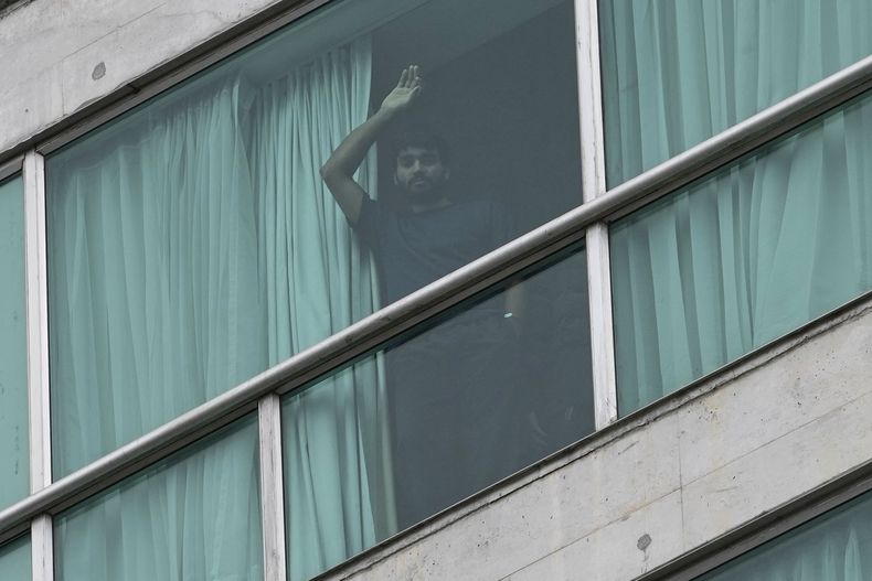 ARCHIVO - Un migrante deportado desde Estados Unidos, espera en un hotel en la Ciudad de Panamá, el 21 de febrero de 2025. (AP Foto/Matías Delacroix, archivo)