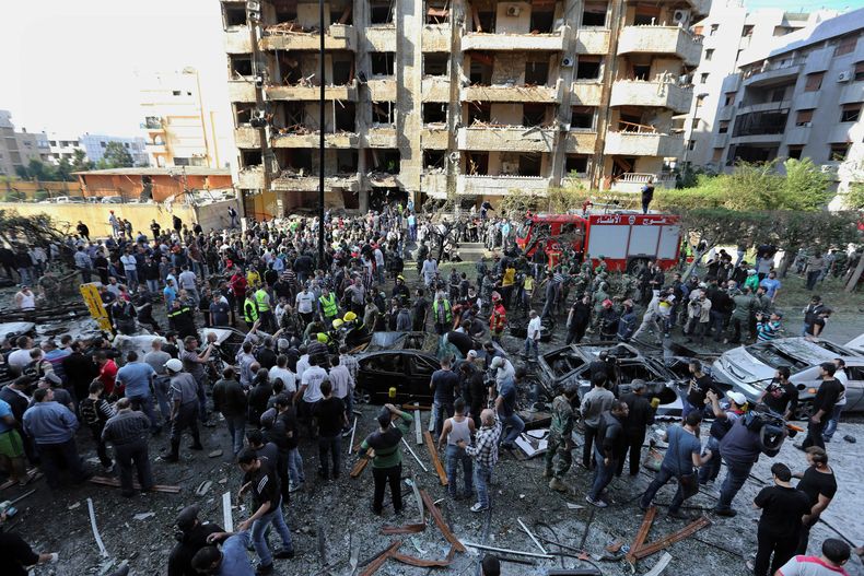 Personas reunidas cerca del lugar donde ocurrieron dos explosiones cerca de la embajada iran&iacute; en Beirut, L&iacute;bano, en una fotograf&iacute;a de archivo del 19 de noviembre de 2013. Un hombre arrestado en L&iacute;bano fue identificado como Maji