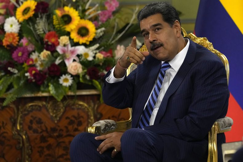 El presidente de Venezuela, Nicolás Maduro, conversa con el nuevo embajador de Colombia en el palacio presidencial de Miraflores en Caracas, el miércoles 16 de agosto de 2023. (AP Foto/Ariana Cubillos)
