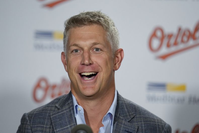 ARCHIVO - Foto del 15 de septiembre del 2023, el gerente general de los Orioles de Baltimore Mike Elias antes del encuentro ante los Rays de Tampa Bay. El martes 7 de noviembre del 2023, Elias fue nombrado Ejecutivo del Año. (AP Foto/Julio Cortez, Archivo)