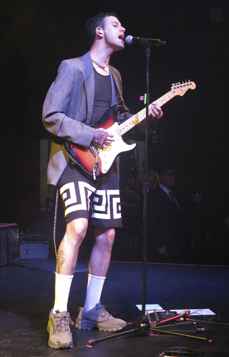 El vocalista de la banda argentina Usted Señalemelo, Juan Saieg durante su presentación en el Lunario de la Ciudad de México el miércoles 11 de octubre de 2023. (Foto AP/Berenice Bautista)