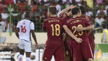americateve | Juanfran, de Espa&ntilde;a, celebra con sus compa&ntilde;eros luego de anotar frente a Guinea Ecuatorial en un partido amistoso realizado el s&aacute;bado 16 de noviembre de 2013 (AP Foto/Diario AS, Juan Flor)