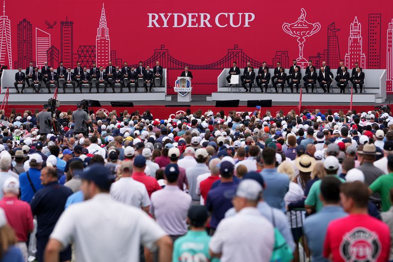 Los equipos de Estados Unidos y Europa durante la ceremonia previa al inicio de la Copa Ryder en Bethpage Black el miércoles 24 de septiembre del 2025. (AP Foto/Matt Slocum)
