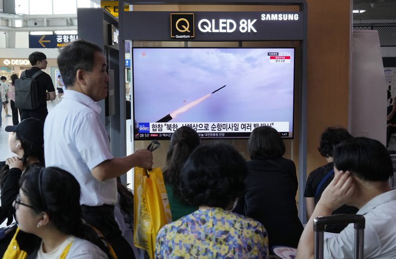 Una pantalla de televisión muestra la imagen del disparo de un misil norcoreano durante un noticiario en una estación ferroviaria el sábado 22 de julio de 2023, en Seúl, Corea del Sur. (AP Foto/Ahn Young-joon)